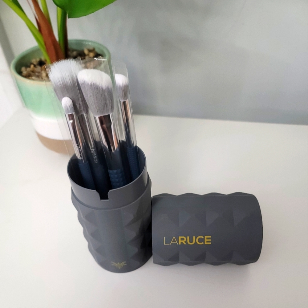 Makeup, brush, larceny, 5 piece